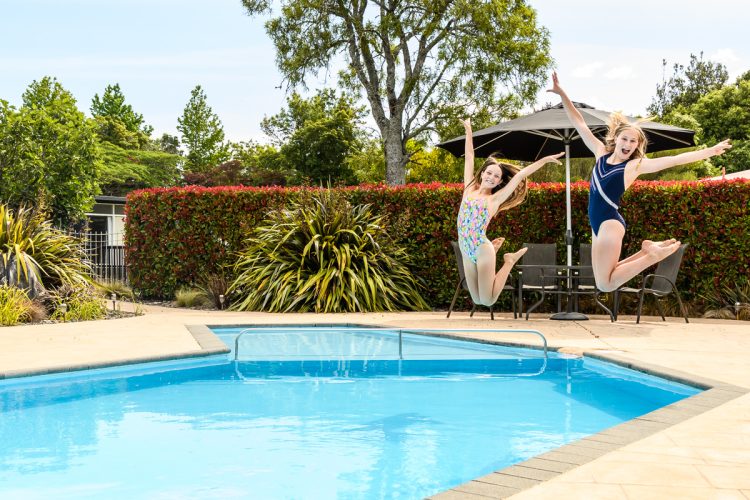 kids-and-pool_DSC8093